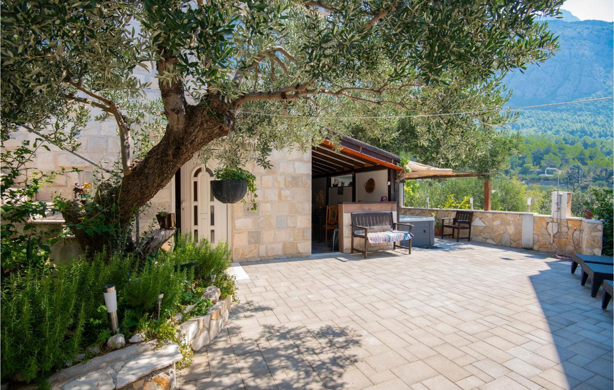 Beautiful Home In Makarska With Kitchen Bagian luar foto